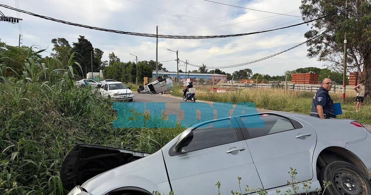 Choque y vuelco en la zona oeste de La Plata: dos autos involucrados y ...