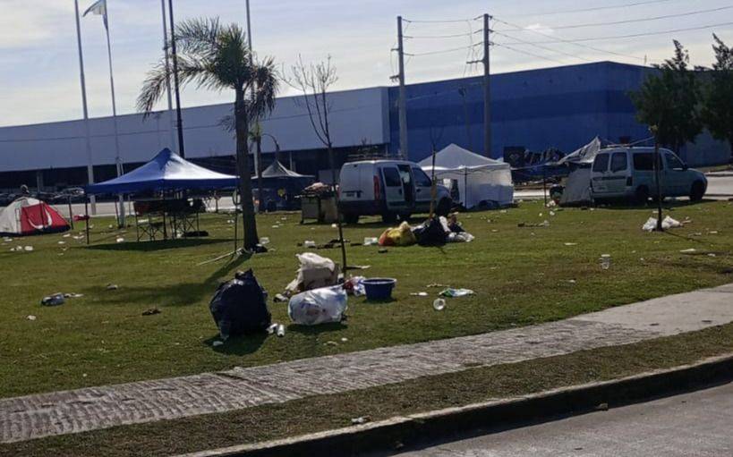 VIDEO.- Incidentes y basura por doquier: bronca vecinal tras la primera función de Los Fundamentalistas en La Plata