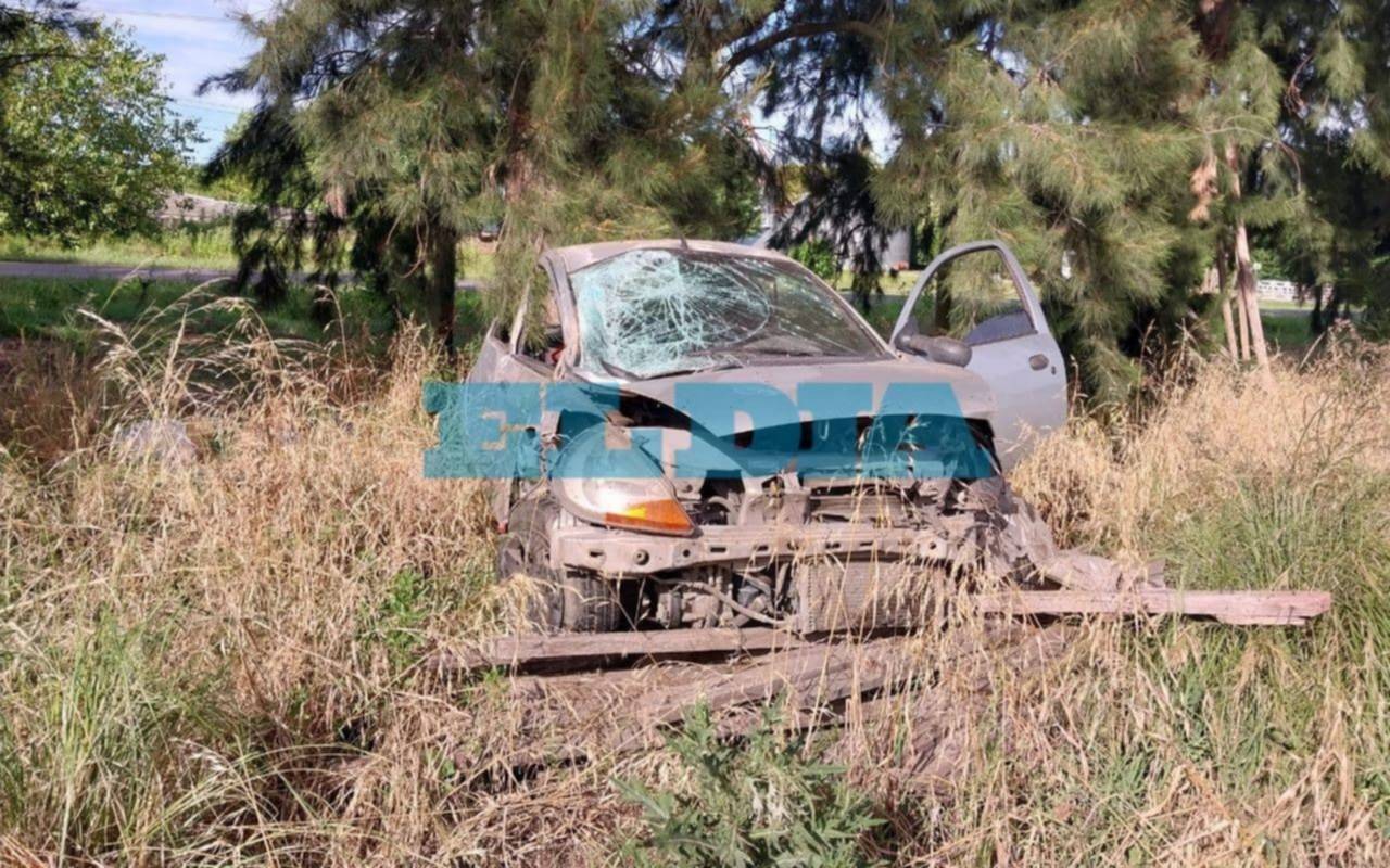 Tragedia en La Plata: un automovilista perdió el control, chocó contra un árbol y murió