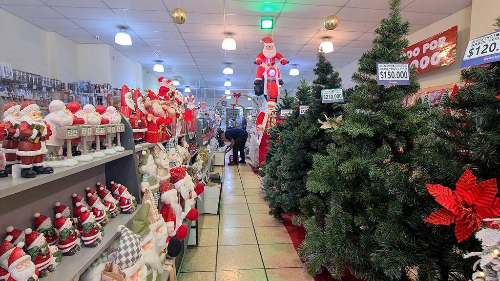 Misión “armar el árbol navideño”: entre cuidar el bolsillo y la tradición