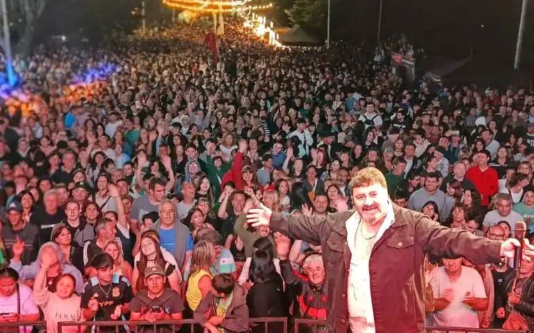 Tandil: Amar Azul inauguró la Fiesta del Queso ante una multitud