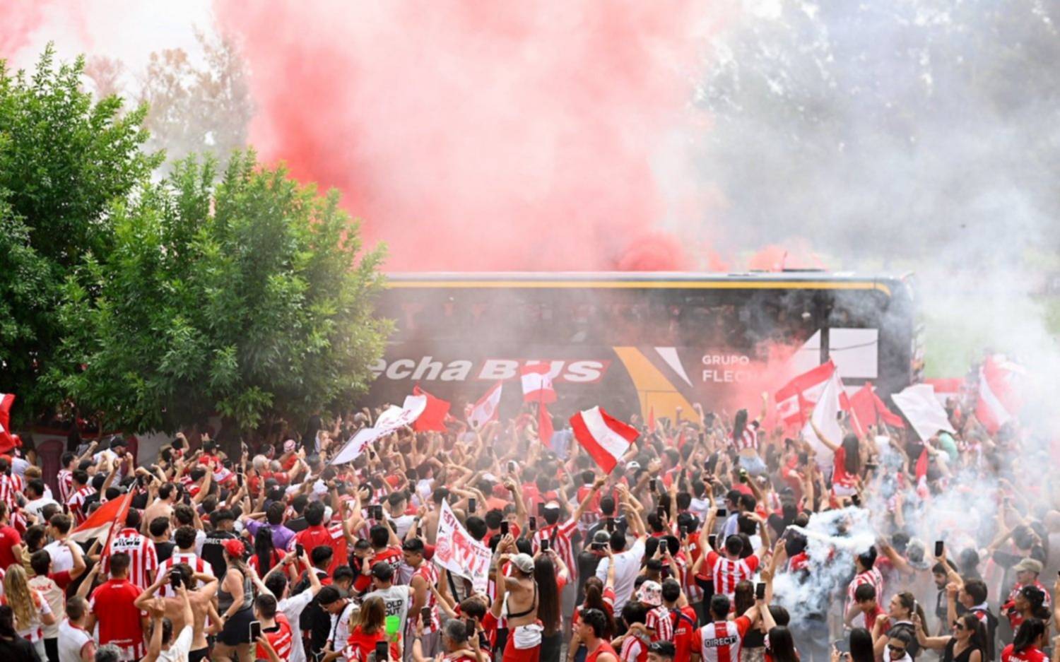 Video y fotos.- En City Bell, los hinchas fueron a darle el aliento al Pincha