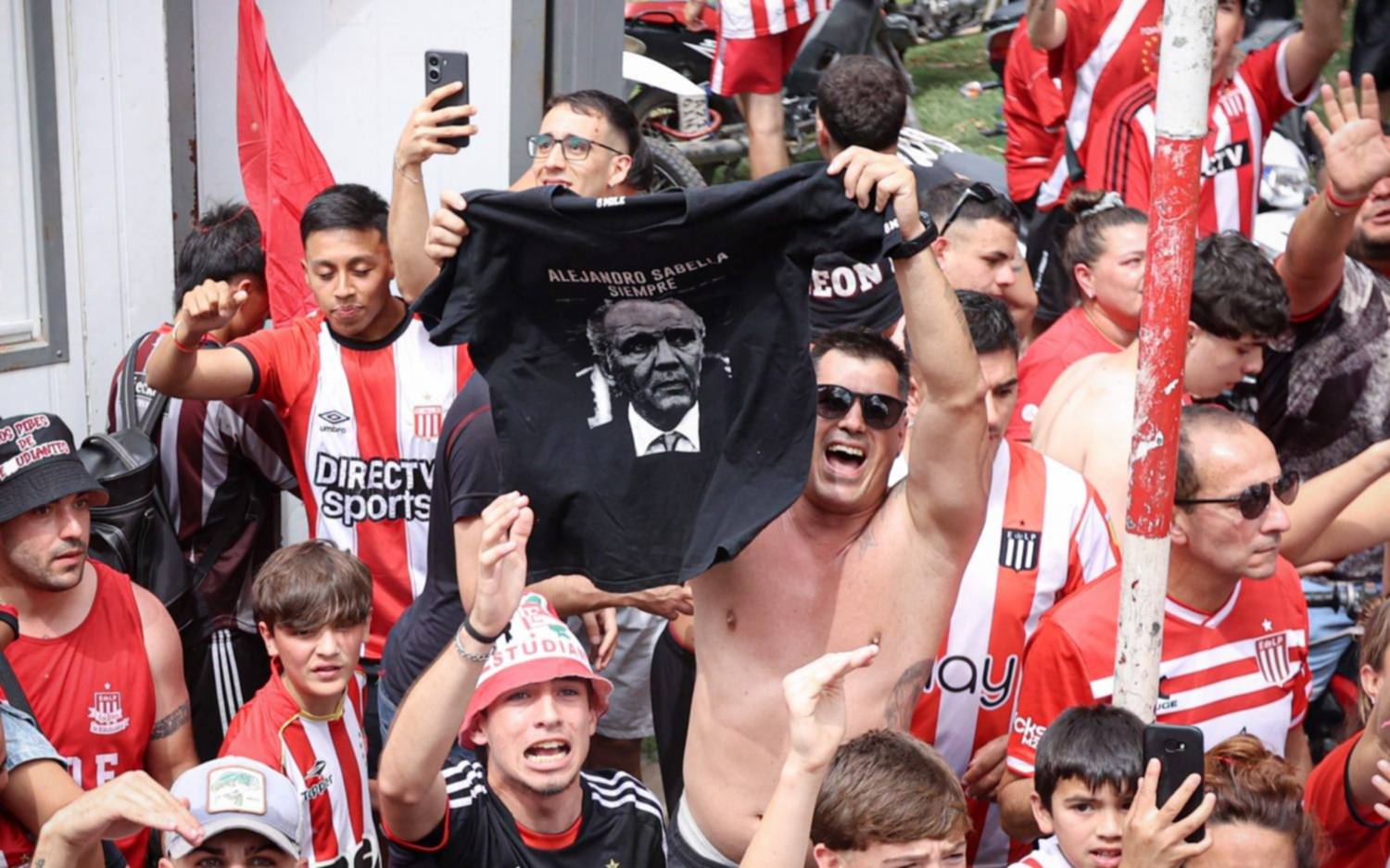 Video y fotos.- En City Bell, los hinchas fueron a darle el aliento al Pincha