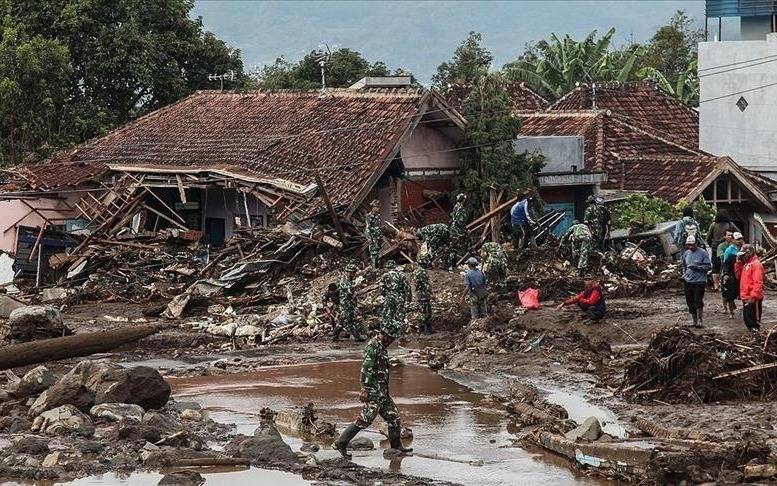 Horror en Indonesia: 961 muertos por inundaciones y deslizamientos de tierra, se intensifican labores de socorro