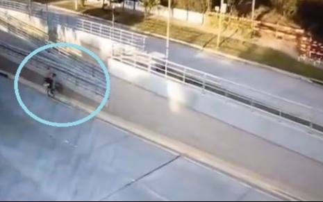 Grave accidente en La Plata: un ciclista perdió el control en el paso a nivel de 1 y 32 y lucha por su vida