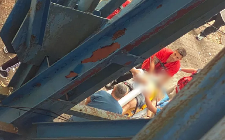 Un hincha de Gimnasia cayó de la tribuna y está hospitalizado