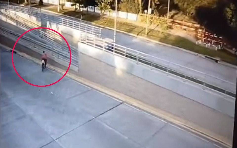 Grave accidente en La Plata: un ciclista trastabilló en el paso a nivel de 1 y 32 y lucha por su vida