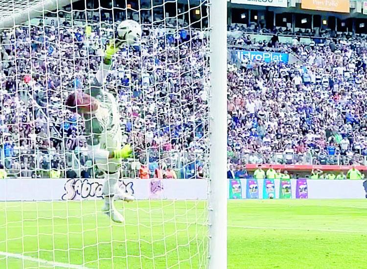 Muslera volvió a lucirse con una atajada clave