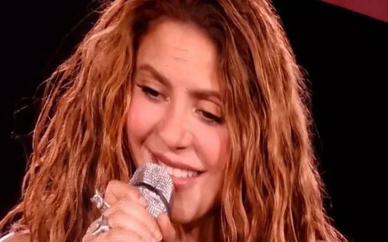 Shakira en Vélez: mucha onda con Antonio De La Rúa, cantó "Día de Enero" con una llamativa sonrisa 