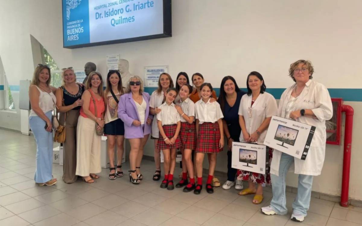 El St. George's College de Quilmes donó cuatro computadoras para el Hospital Iriarte