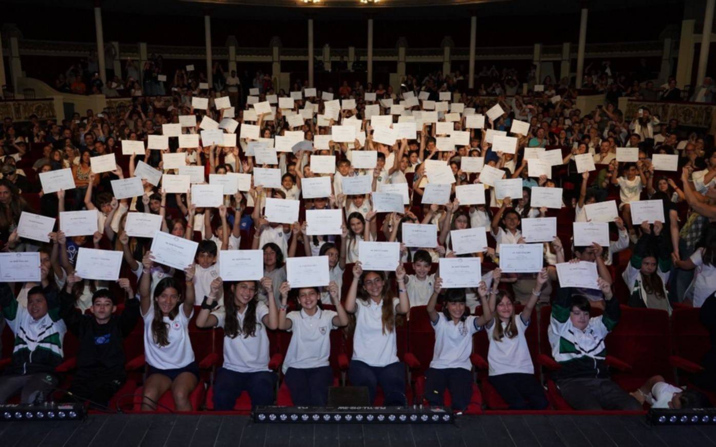 EN FOTOS. Emotiva distinción a los estudiantes con mejores promedios de escuelas primarias de La Plata