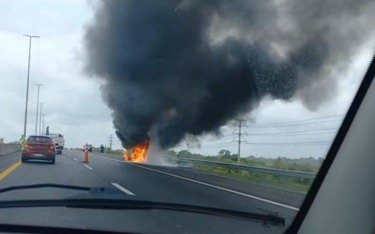 Se incendió un vehículo y hubo demoras en la Autopista
