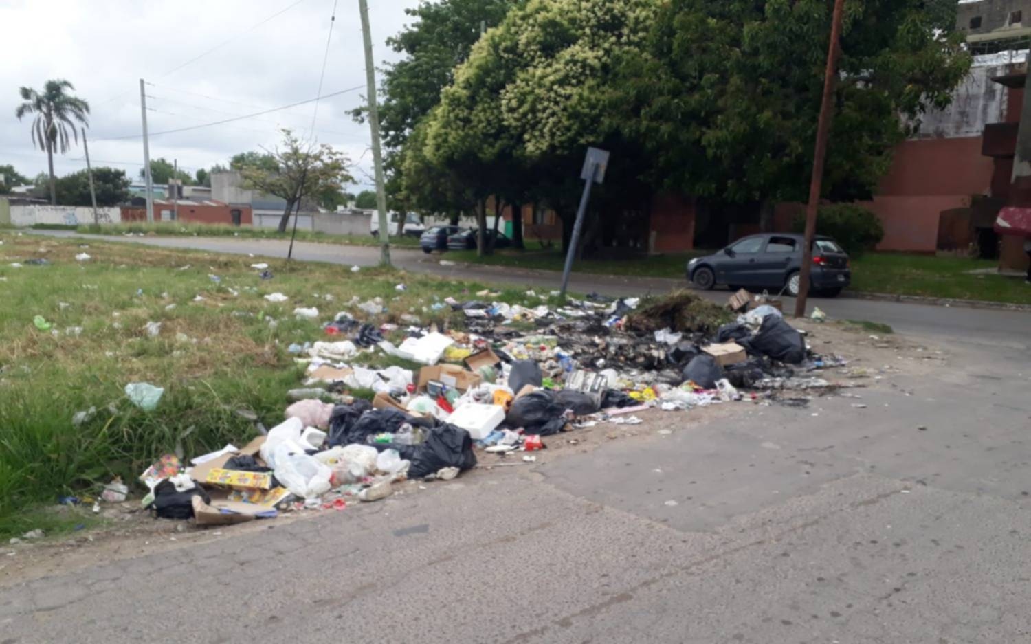 Basural a cielo abierto en Barrio Aeropuerto