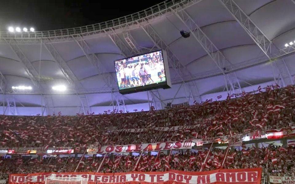 El viaje a Santiago del Estero: la odisea del hinchas del Pincha ante la falta de vuelos y hoteles ocupados