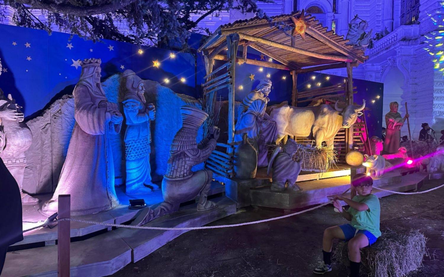 Ya luce el árbol de Navidad y el pesebre frente al palacio municipal