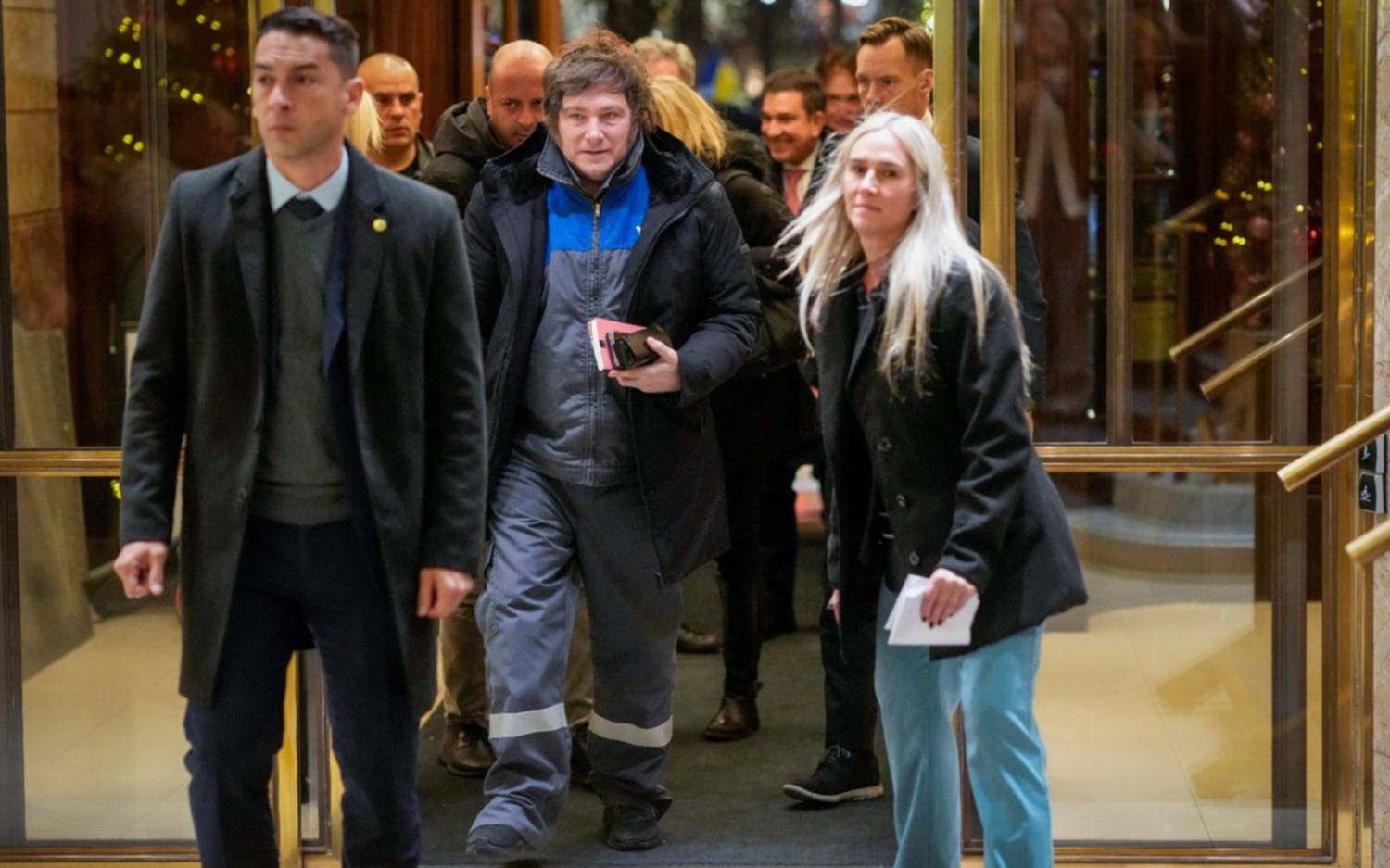 Milei llegó a Oslo vestido con un mameluco de YPF