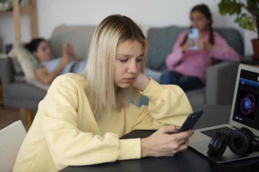 Pantalla, trasnoche y malas notas: una epidemia entre adolescentes
