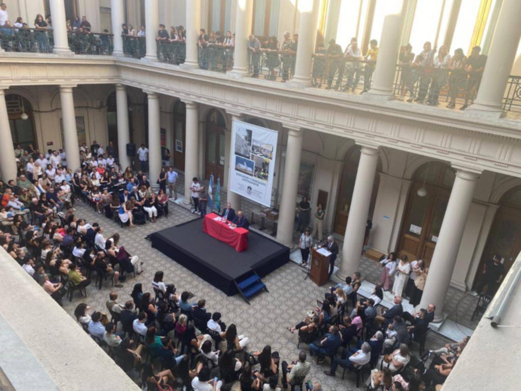 La Universidad Nacional de La Plata reconoció a sus mejores egresados