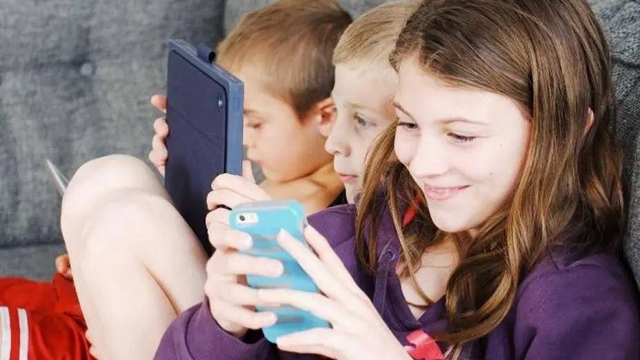 Pacto parental: crece un acuerdo entre padres para demorar el celular
