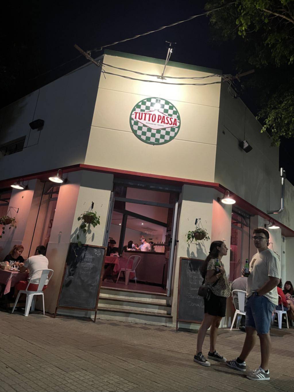 Tutto Passa, platitos italianos y muchos brindis