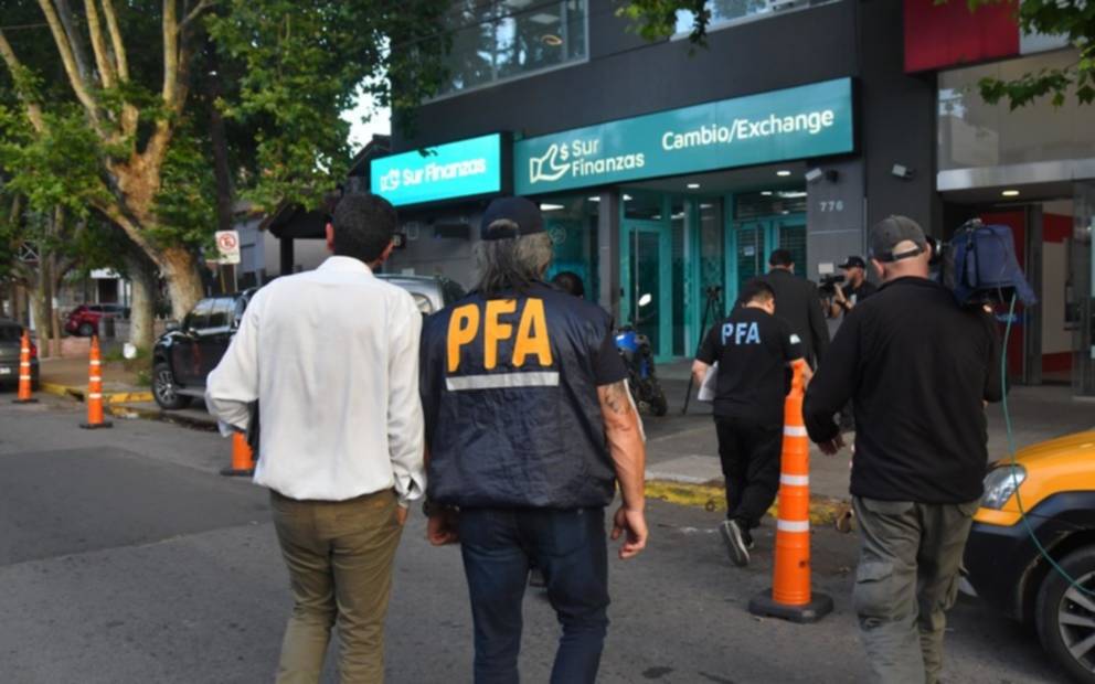 Sur Finanzas: allanan un depósito en Lomas de Zamora y encuentran a la tesorera "in fraganti" con cajas y celulares