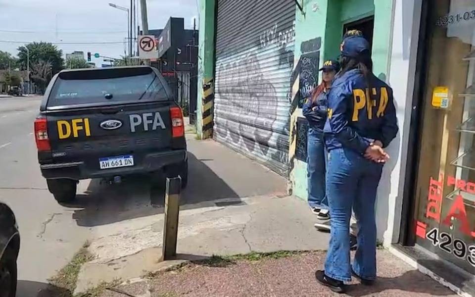 Sur Finanzas: allanan un depósito y encuentran a la tesorera "in fraganti" cargando con cajas y celulares a una Hilux