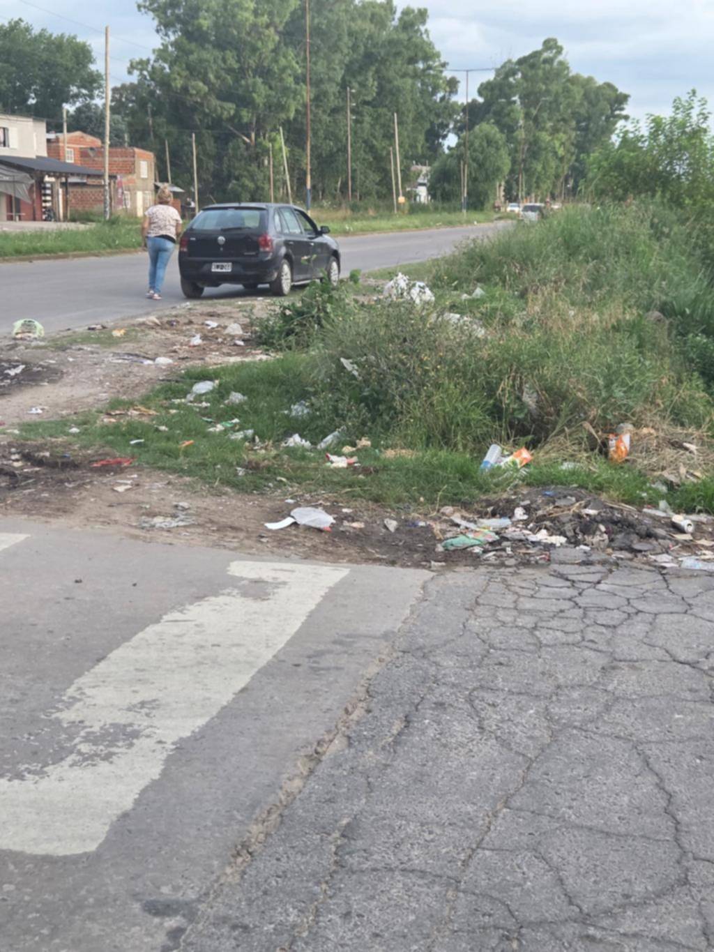 Crece un basural en el límite de Villa Elvira con Altos de San Lorenzo