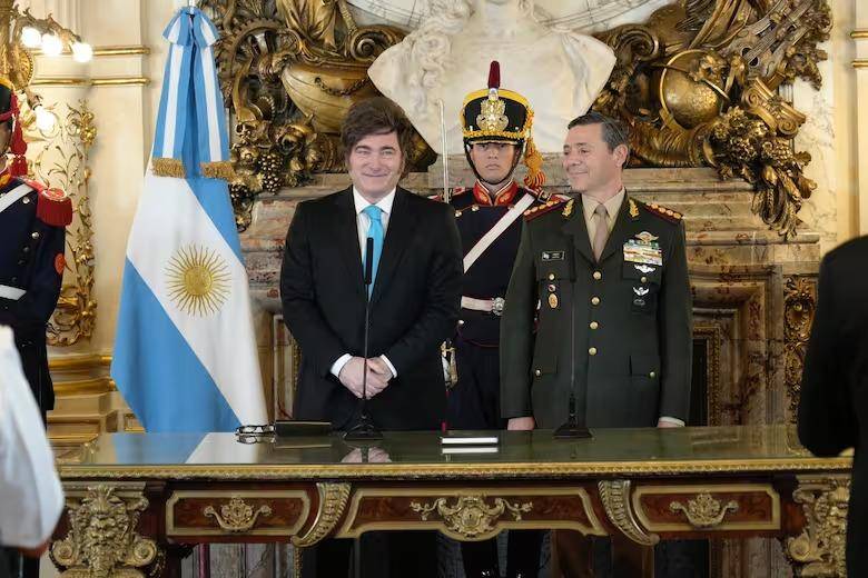 Con el uniforme puesto, Carlos Presti juró como ministro de Defensa