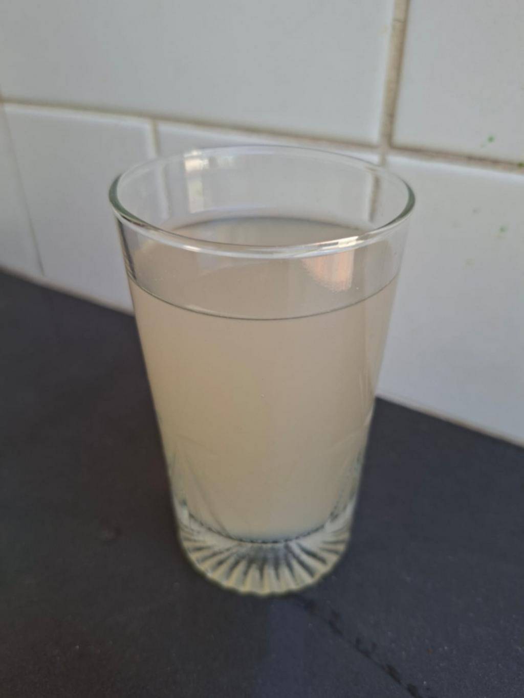 In Villa Castells, the residents' unease about the water is growing: little and cloudy