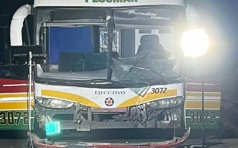 Tres micros con hinchas de Estudiantes chocaron rumbo a Santiago del Estero: tres personas hospitalizadas