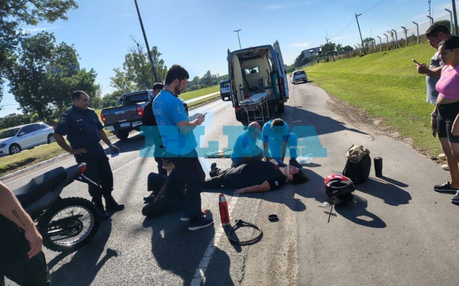Un rayo perforó el neumático de una moto y una pareja terminó herida en La Plata