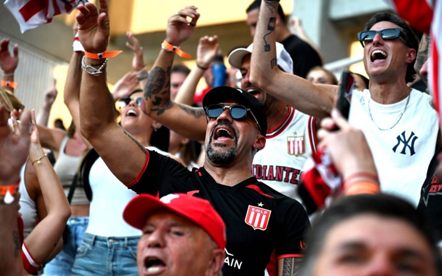 “Si me andan buscando, estoy en la tribuna”: las fotos y videos de la Brujita Verón en modo hinchas