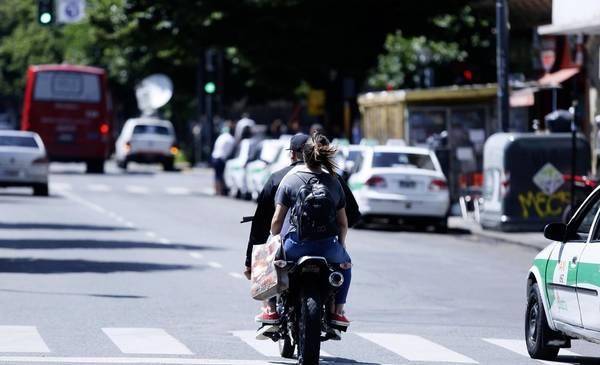 En moto, sin casco y con poco respeto a la luz roja