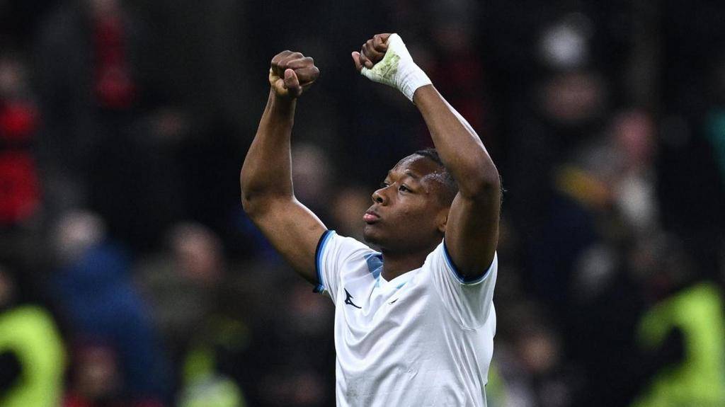 Lazio derrotó al Parma con dos jugadores menos