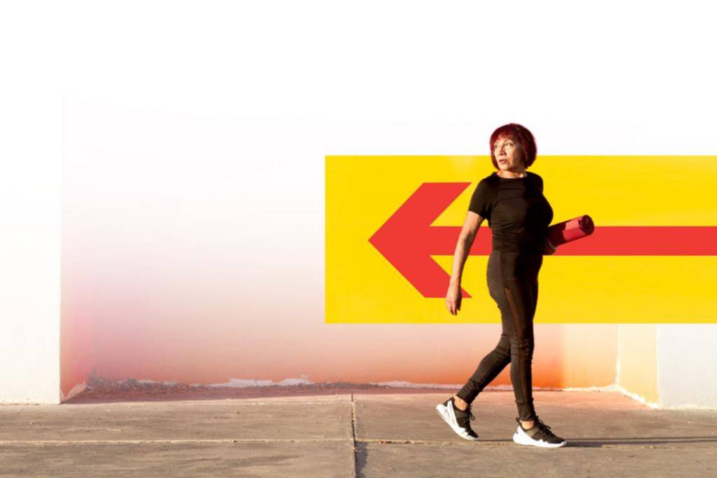 Caminar hacia atrás: la práctica inesperada clave para los “más 50”