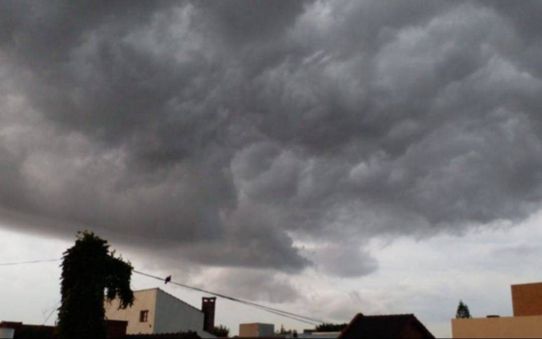 Domingo gris en La Plata con alerta amarillo por tormentas fuertes  y ráfagas de viento: ¿a qué hora llegan?