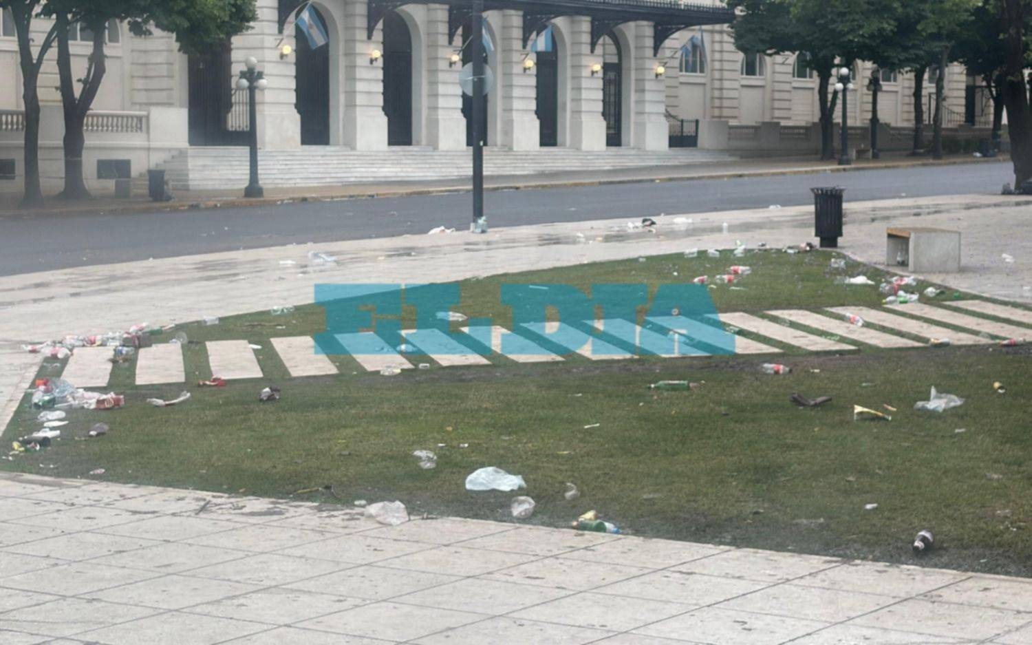 Mugre y suciedad tras los festejos de Estudiantes Campeón en el centro de La Plata