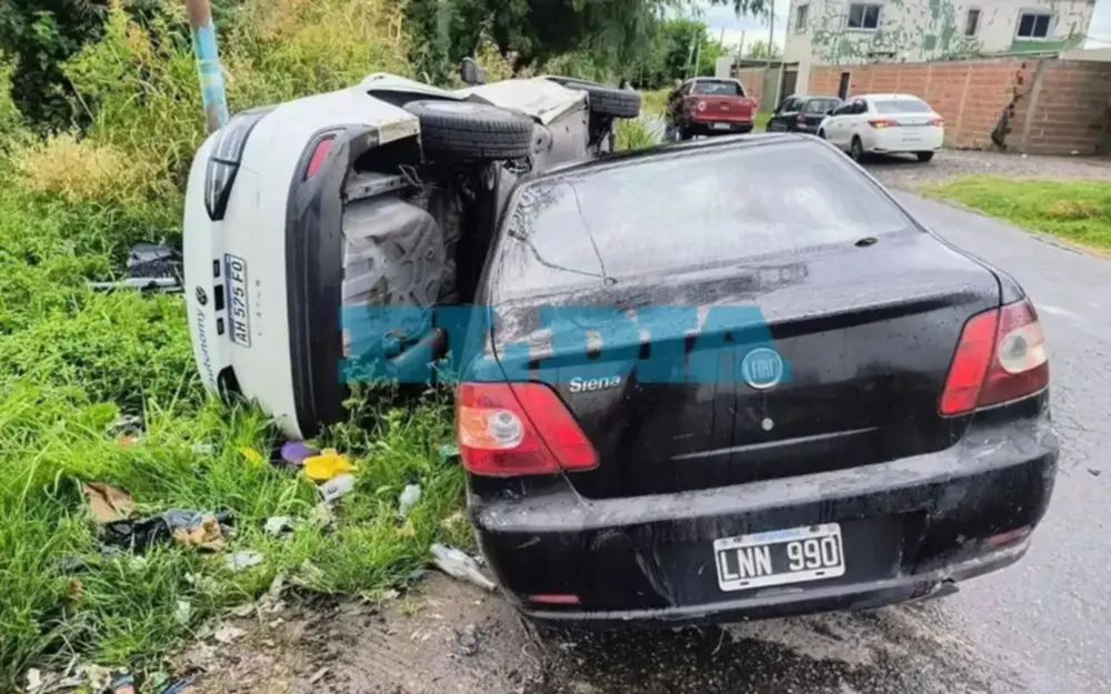 Choque y vuelco en la zona oeste de La Plata: hubo dos heridos