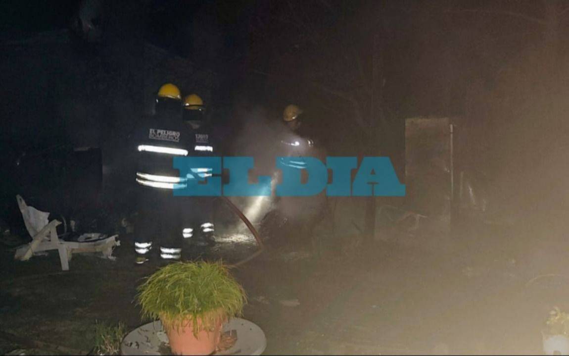Incendio destruyó una casa y movilizó a dos dotaciones de bomberos en El Peligro