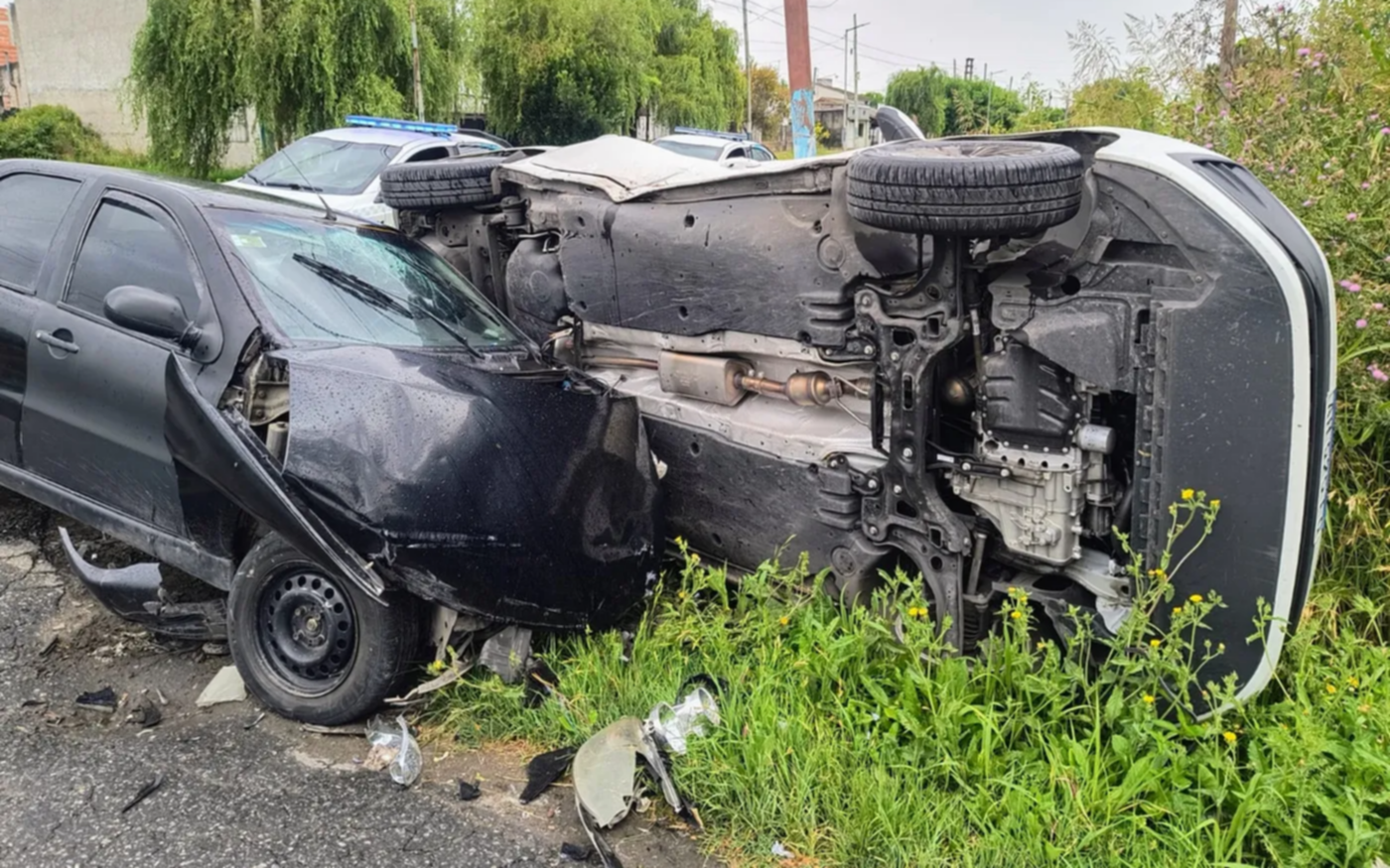 Dos choques y vuelco en La Plata con pocas horas de diferencia: hay dos heridos