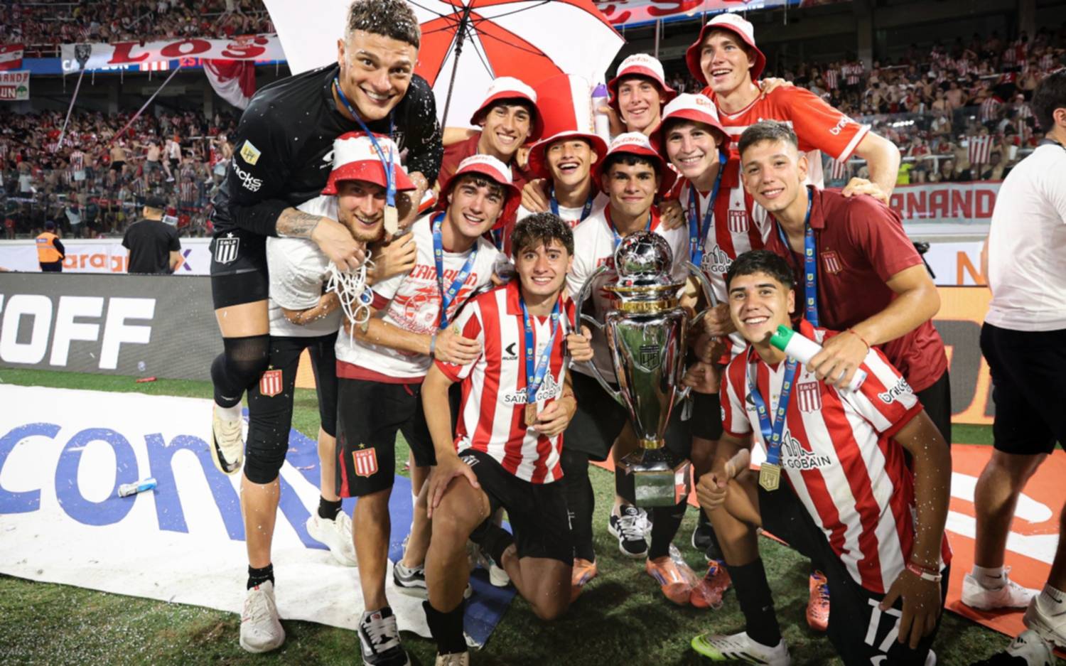 Así se retiró el plantel de Estudiantes del Madre de Ciudades: la intimidad del festejo del campeón