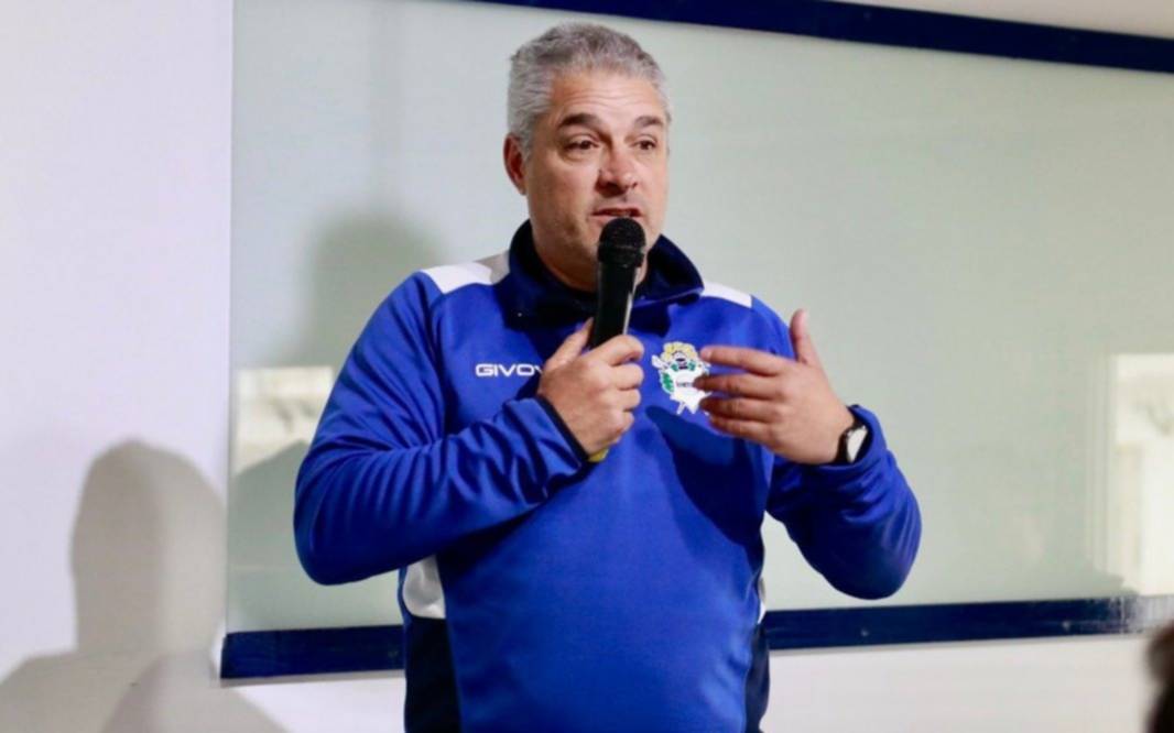 Gabriel Perrone seguiría a cargo del fútbol juvenil de Gimnasia tras el cambio dirigencial