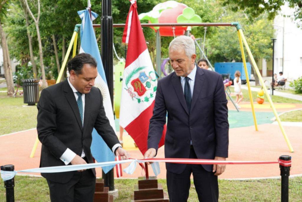 Quedó inaugurada la plaza República del Perú