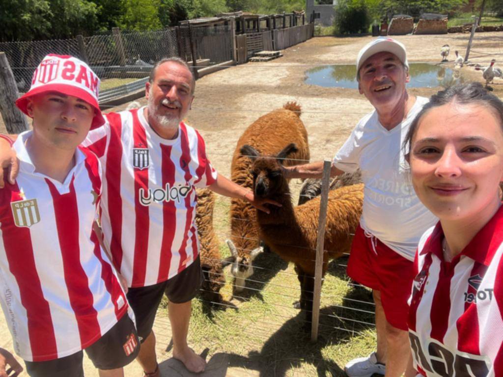 No tenían alojamiento y se quedaron en una granja con animales