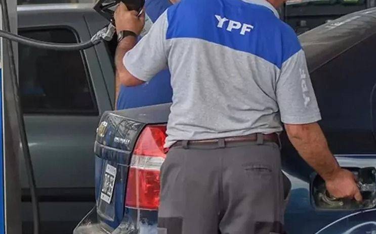 YPF anunció que bajará el precio de sus naftas