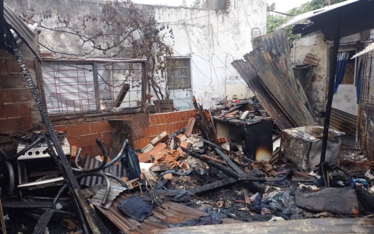 Dos familias de Ezpeleta lo perdieron todo y necesitan ayuda para reconstruir sus hogares