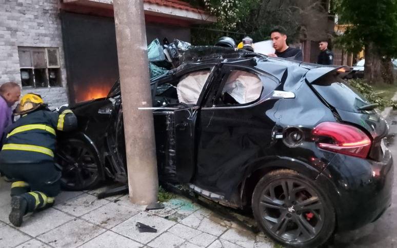 Automóvil chocó contra paredón y poste en Quilmes 