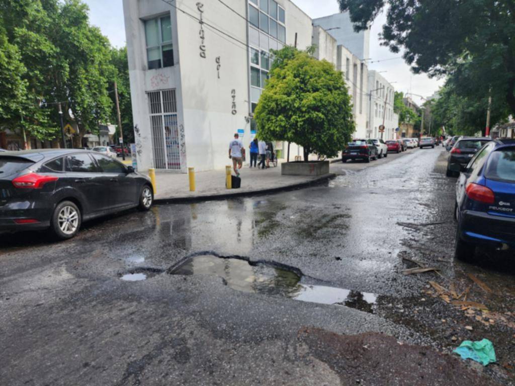 Peligro para ambulancias por un cráter en calle 63 entre diagonal 78 y 10