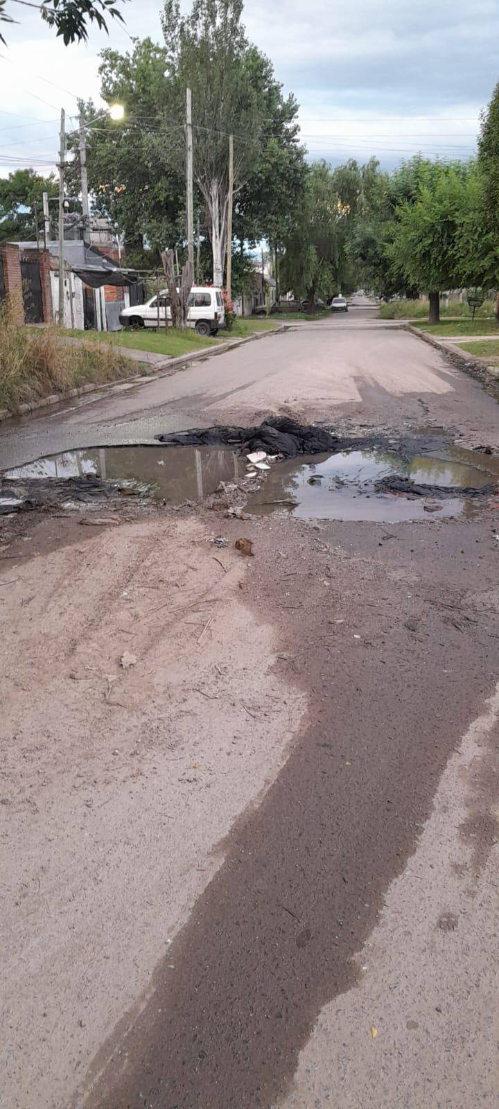 Medio año de reclamos por una pérdida de agua que destruyó una calle