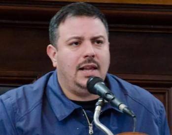 Quién es el concejal excamporista que reemplazará a Alak durante su licencia de verano